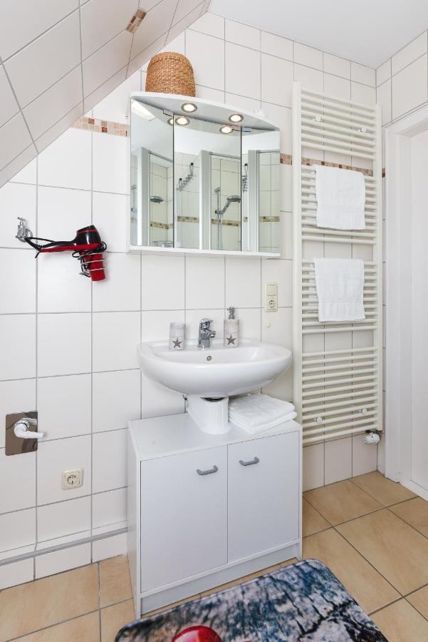Ferienwohnungen Im Haus Ankerplatz Esens Luaran gambar